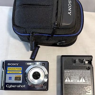 Sony Cyber-shot 7.2 megapixel digital camera with a Carl Zeiss Vario-Tessar lens, complete with battery charger and Sony padded case.