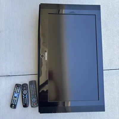 Samsung Tv With Remotes 23-25