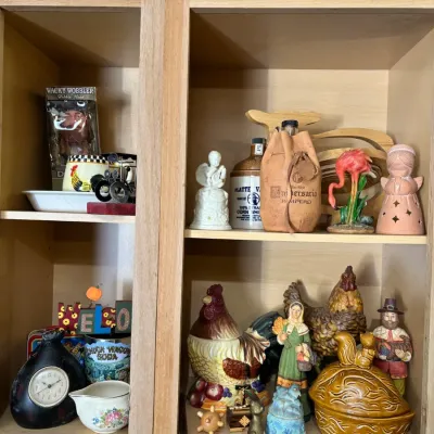 Sale Photo Thumbnail #339: Rooster Decor, Pilgrim Figures & Kitchen Collectibles