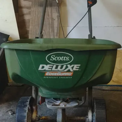 Scotts Deluxe Broadcast Spreader And Hand Spreader