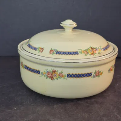 Sale Photo Thumbnail #13: 1942-65 Hall's Pottery "Blue Bouquet" #77 2-Quart Round Casserole