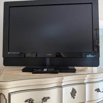 Vizio 32" LCD HDTV (Model VW32L HDTV40A) with Original VR2 Remote