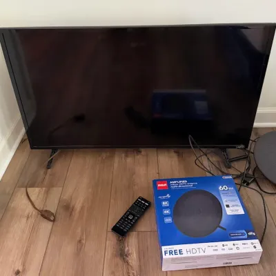 VIZIO Flat Screen Television with Remote & RCA Amplified HDTV Antenna