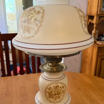 Vintage Victorian-Style Floral Milk Glass Table Lamp - Ornate Brass-Tone Base & Shade