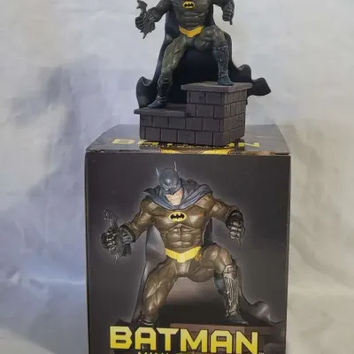 Batman Limited Edition of 4000 Hand Painted Cold Cast Porcelain Mini Statue DC Comics