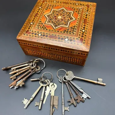 VTG Geometric Marquetry Inlaid Wooden Keepsake Box w/ Red Velvet Interior & Antique Skeleton Keys
