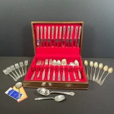 Antique Oneida Community Plate Grosvenor 1921 Silverplate Flatware Set w/Wooden Chest