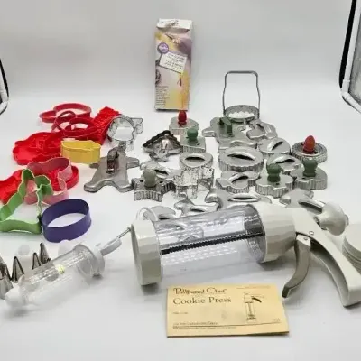 "Lets Make Cookies" Lot-includes Pampered Chef Cookie Press