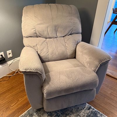 Sale Photo Thumbnail #103: PRESALE ITEM: Recliner-super comfy $150