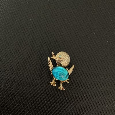 Sale Photo Thumbnail #188: Vintage Gerry's gold-tone bird or duck brooch featuring a bright blue jelly/cabochon belly and a small rhinestone eye. Textured finish on the head and wings with a rollover safety clasp on the back. Stamped Gerry's on the reverse. In good vintage conditio