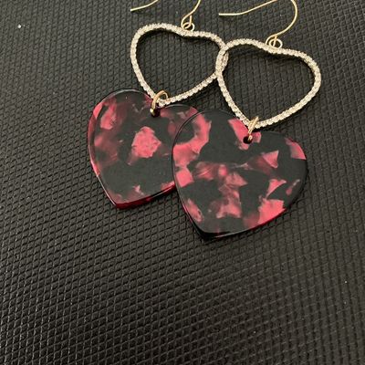 Sale Photo Thumbnail #229: Pair of statement dangle earrings featuring double heart design. Includes a rhinestone-encrusted open heart top piece with a dark pink and black mottled tortoiseshell pattern acrylic heart drop. Fitted with gold-tone wire ear hooks. Good condition with al