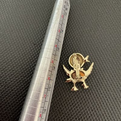Sale Photo Thumbnail #189: Vintage Gerry's gold-tone bird or duck brooch featuring a bright blue jelly/cabochon belly and a small rhinestone eye. Textured finish on the head and wings with a rollover safety clasp on the back. Stamped Gerry's on the reverse. In good vintage conditio