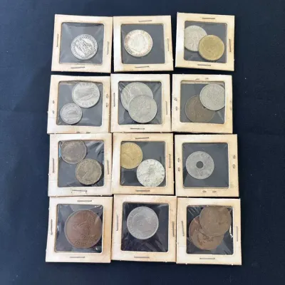 Miscellaneous Lot Of Queens In Sealed Protective Cases Lot 1