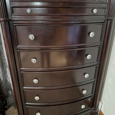 Sale Photo Thumbnail #24: Chest of drawers