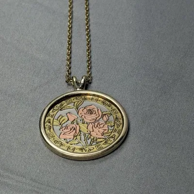 Vintage Amway Artistry pendant necklace features a circular medallion