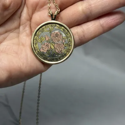 Vintage Amway Artistry pendant necklace features a circular medallion