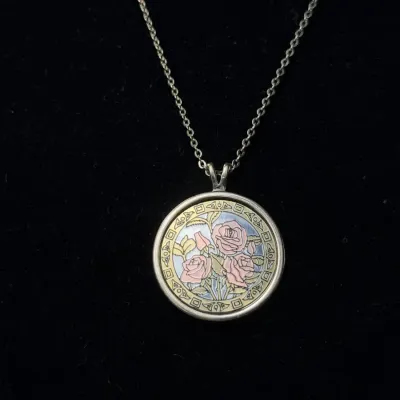 Vintage Amway Artistry pendant necklace features a circular medallion