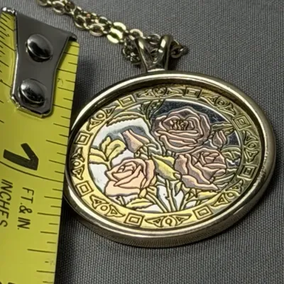 Vintage Amway Artistry pendant necklace features a circular medallion