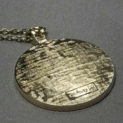 Vintage Amway Artistry pendant necklace features a circular medallion
