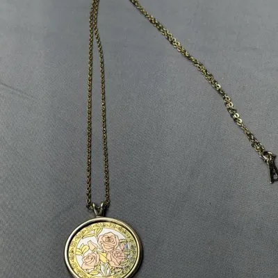 Vintage Amway Artistry pendant necklace features a circular medallion