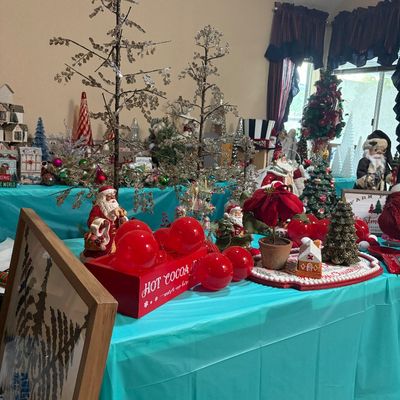 Sale Photo Thumbnail #5: Lots of Christmas decor 