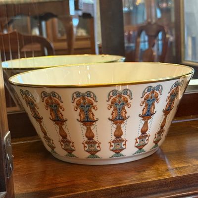 Wedgwood fine bone china serving bowl featuring a Florentine-style urn motif with a gilded rim.