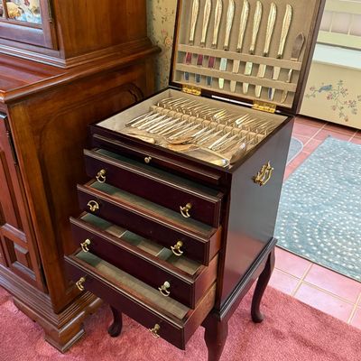 Mahogany Queen Anne style flatware chest on cabriole legs, filled with a large silver-plated flatware service in anti-tarnish lined drawers.
