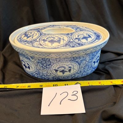 Williams Sonoma IDG 9.25" x 7.25" Oval Covered Casserole - Blue & White Floral