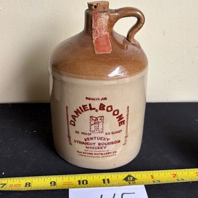 Daniel Boone Pioneer Jug Kentucky Bourbon Whiskey 219-1977