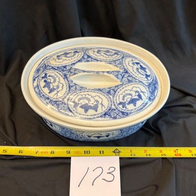 Williams Sonoma IDG 9.25" x 7.25" Oval Covered Casserole - Blue & White Floral