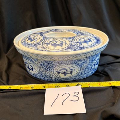 Williams Sonoma IDG 9.25" x 7.25" Oval Covered Casserole - Blue & White Floral