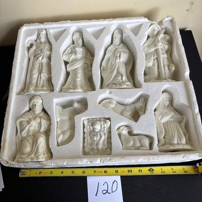 Vintage nativity white bisque 10 pieces