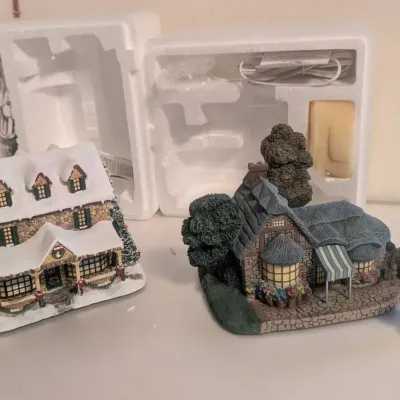 Lot of (2) Hawthorne Village Thomas Kinkade Lighted Buildings
