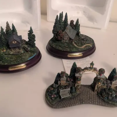 Thomas Kinkade Hawthorne Village Illuminated Sculptures & Accessories  Lot of 4\n