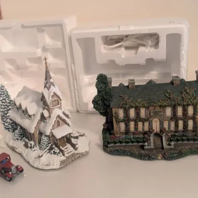 2 Vintage 2000 Thomas Kinkade Hawthorne Village Lighted Buildings - Lamplight Inn & Light of Hope Ch