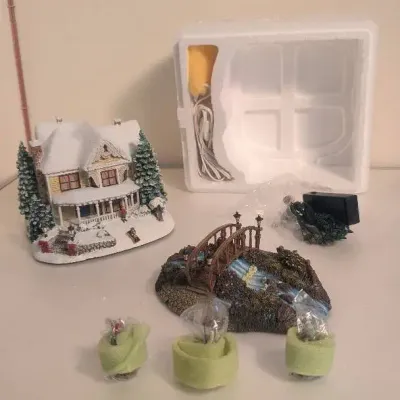 Thomas Kinkade Hawthorne Village "Victorian Homestead" Building & Matching Bridge Landscape Set