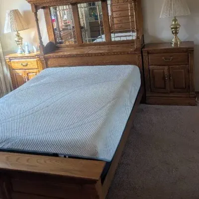 Vintage 1980s Solid Oak 3-Piece Bedroom Suite with Mirrored Canopy Headboard & Matching Brass Lamps\n
