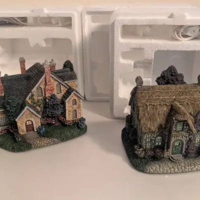 Lot of 2 Thomas Kinkade Hawthorne Village Lamplight Cottages w/ Boxes - Antique Shop & Spring Gate