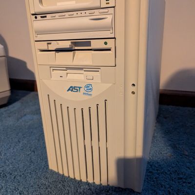 Sale Photo Thumbnail #3: ASt Advantage 828 PC Tower. 2.1 GB hard drive, 16MB of RAM, and 256KB of L2 cache.  Includes removable hard drive, CD-ROM, 5.25" and 3.5" Floppy drives. Untested. $100. 