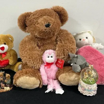CN129 Cuddly Bear and More Decor!