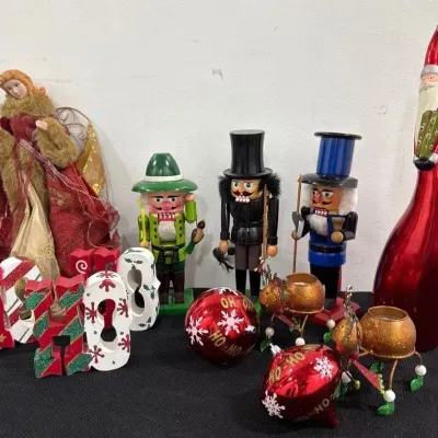 CN128 HO HO HO! Holiday Decor