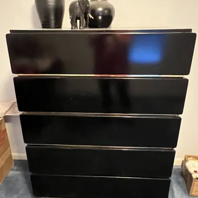 Sale Photo Thumbnail #29: Postmodern black lacquer five-drawer chest featuring brass accents and brass plinth base