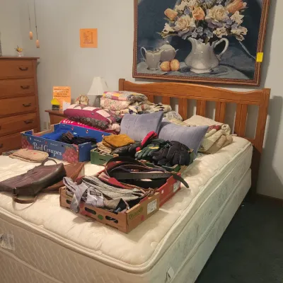 Sale Photo Thumbnail #75: Queen Size Bed 