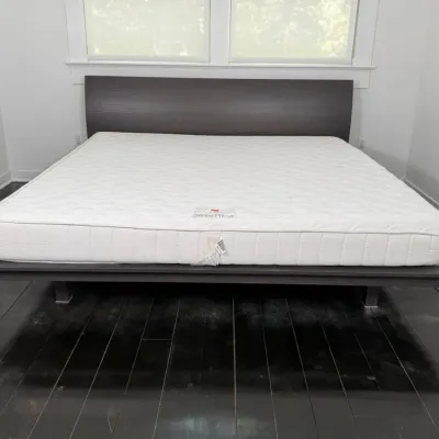 KING Design Within Reach Dark Platform Bed With Clean Sonno Prima Mattress