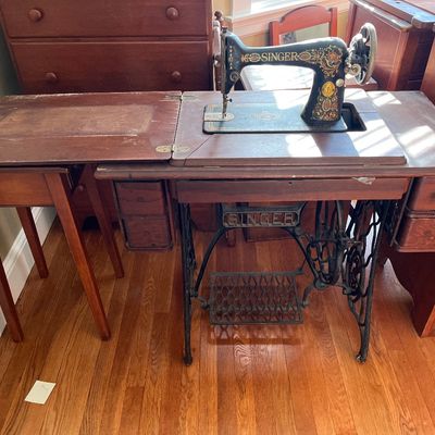 Sale Photo Thumbnail #3: Singer sewing machine