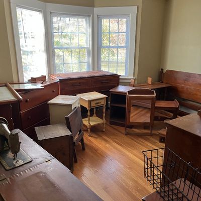 Sale Photo Thumbnail #8: Lots of furniture 