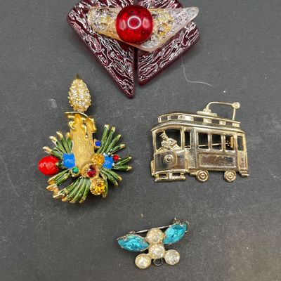 Sale Photo Thumbnail #85: Brooches