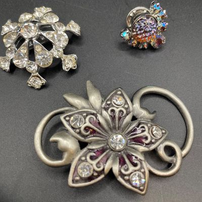 Sale Photo Thumbnail #128: Brooches