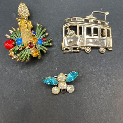 Sale Photo Thumbnail #87: Brooches