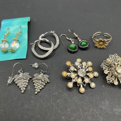 Sale Photo Thumbnail #34: Misc jewelry